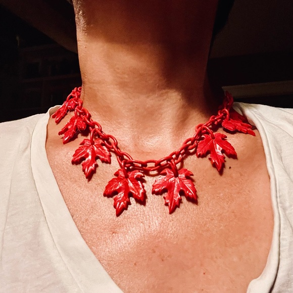 Vintage celluloid? Red leaf necklace with toggle clasp. - Picture 7 of 8